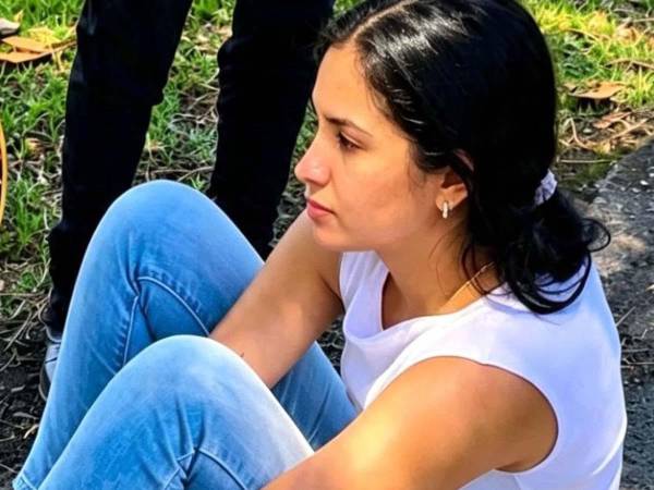 Kimberly Tamara Arias, hija de Alejandro Arias Monge, alias “Diablo”, quien fue detenida cerca del centro penitenciario La Reforma, donde su padre permanece detenido, mientras se movilizaba en un vehículo blindado y portaba un arma de fuego.