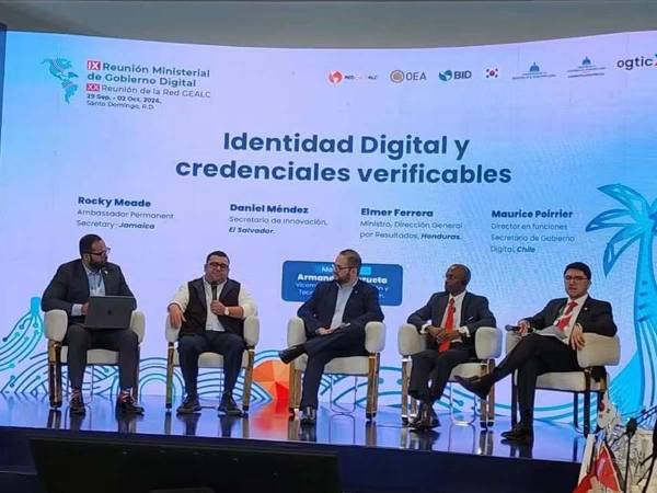 Elmer Ferrera, ministro de la DIGER, durante la presentación de la Billetera Electrónica Nacional (BIEN) en República Dominicana.