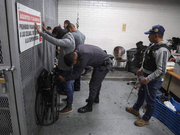 Un grupo de agentes del Sistema Penitenciario de Guatemala esperan audiencia en la Torre de Tribunales este sábado, en Ciudad de Guatemala (Guatemala). EFE.