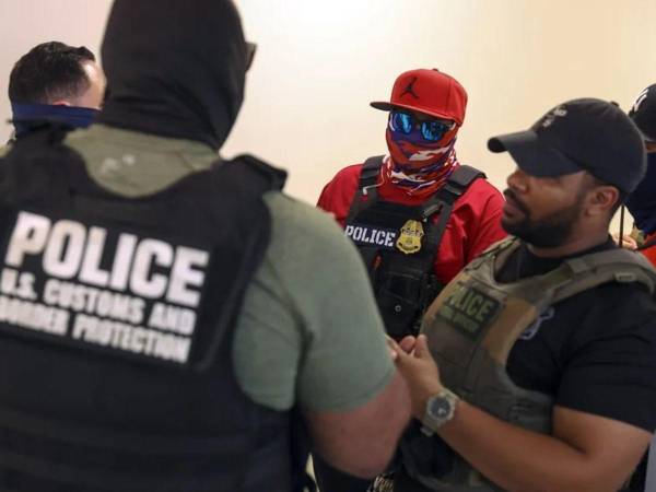 Agentes federales durante un operativo migratorio en una imagen de archivo.