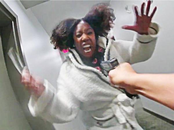 La exjugadora de baloncesto estadounidense Sydney Wilson ha muerto a los 33 años tras ser tiroteada por un agente de policía al que atacó y cortó en la cara con un cuchillo.