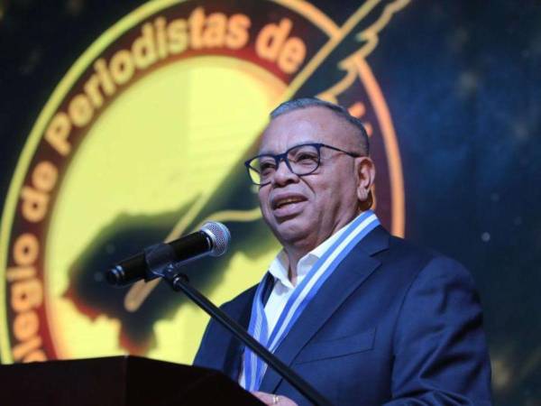 Eduardo Maldonado es un presentador de noticias con muchos años de experiencia. Su canal de televisión HCH se caracteriza por su cercanía con el público a lo largo y ancho del país.