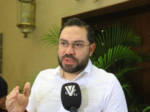 El precandidato presidencial por el Partido Liberal, Jorge Cálix, en declaraciones a periodistas en San Pedro Sula.