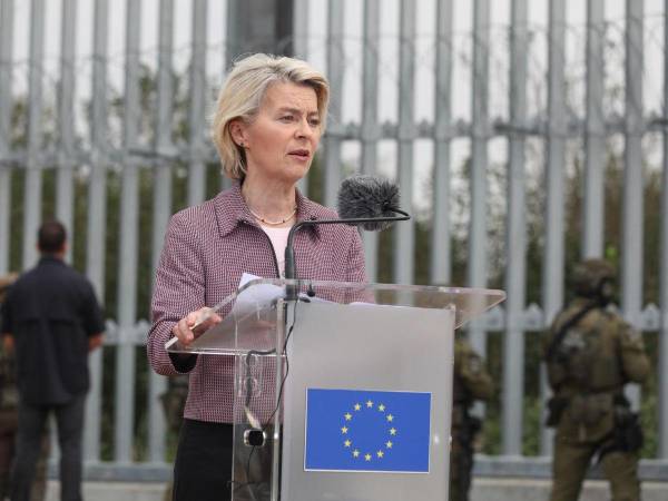 La presidenta de la Comisión Europea, Von der Leyen, durante una visita a la frontera polaco-bielorrusa el domingo.