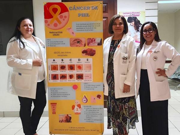 Dermatólogas de la Liga contra el Cáncer durante la jornada de prevención 2024.