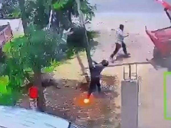En plataformas digitales circula un video en el que se muestra el momento exacto en el que un trabajador que se encontraba cambiando un poste muere electrocutado ante la mirada atónita de sus compañeros, quienes nada pudieron hacer para rescatarlo.