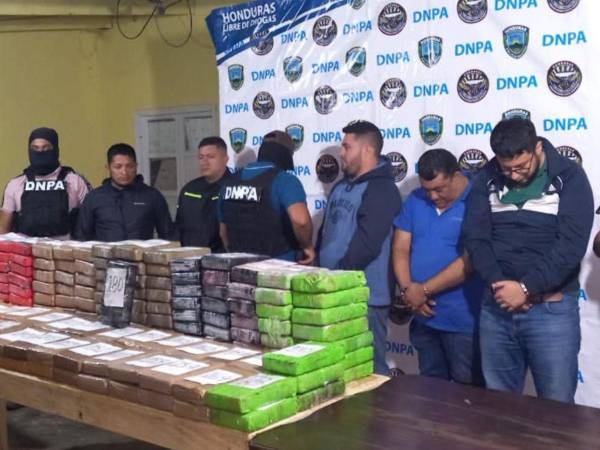 Momentos de la captura de los cinco detenidos.