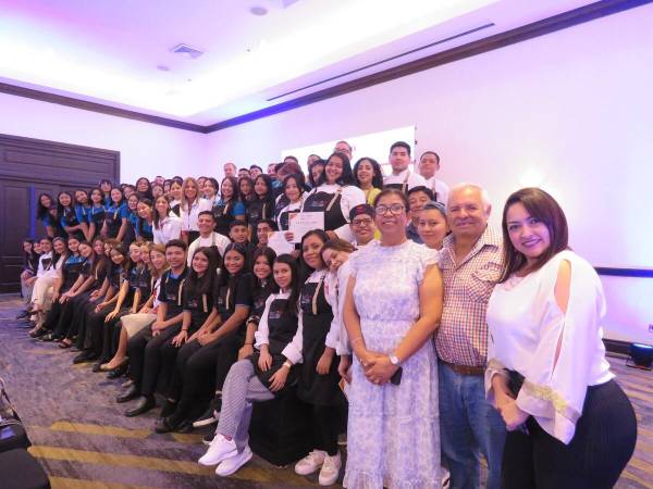 Los jóvenes recién certificados, docentes de Washington Academy, Instituto Tecnológico de Administración de Empresas, Instituto Tecnológico Néstor Danilo Amaya y ejecutivos de Nestlé.