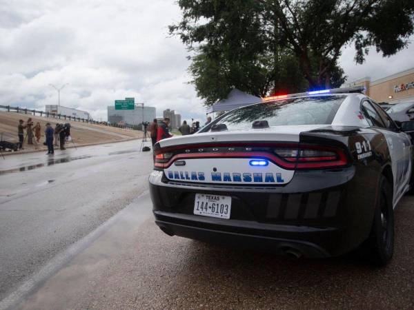Un auto de la Policía de Dallas aparcado en el exterior de una rueda de prensa tras un tiroteo en un centro de detención de ICE.