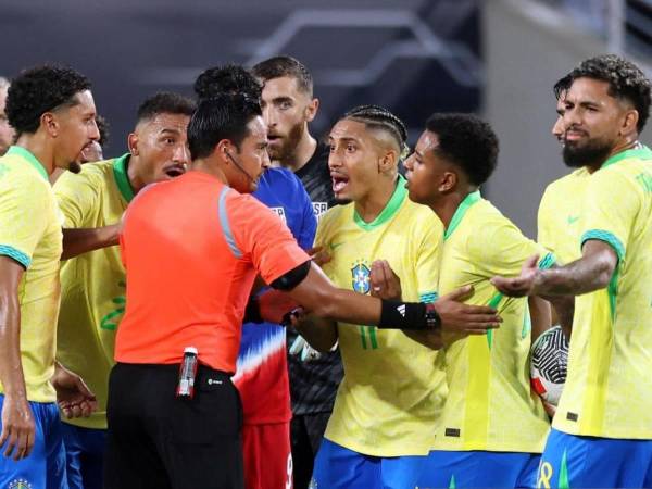 Los jugadores de Brasil se fueron encima del árbitro hondureño Saíd Martínez para reclamarle su decisión.