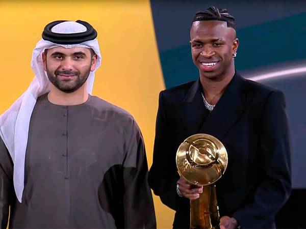 Vinicius recibió el premio al mejor jugador del mundo en los Globe Soccer Awards.