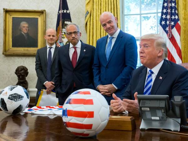 Infantino está en el ojo del huracán tras su nueva propuesta de vender los derechos del Mundial. FOTOS EFE.