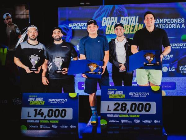 Los campeones y subcampeones de la categoría A masculina celebran su victoria en la Copa Royal Caribbean, llevándose los premios más altos del torneo y escribiendo una nueva página en la historia del pádel en Honduras.