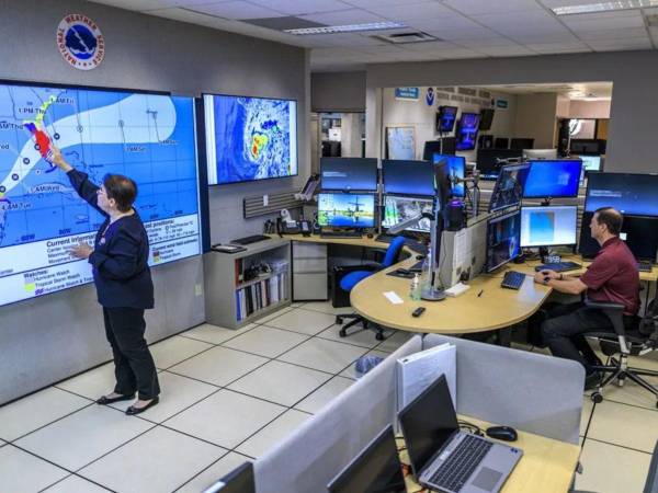 Personal del Centro Nacional de Huracanes en las instalaciones en Miami, Florida