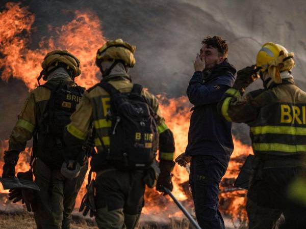 Los bomberos durante las labores de extinción de uno de los incendios en España.