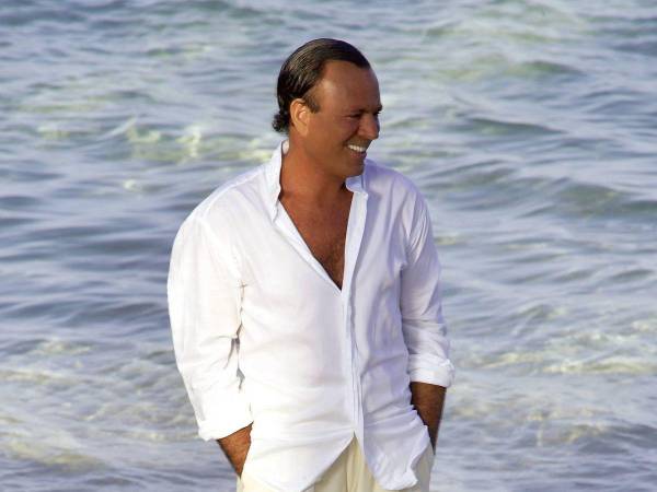 El cantante español Julio Iglesias fue acusado de acoso y abuso por varias exempleadas.