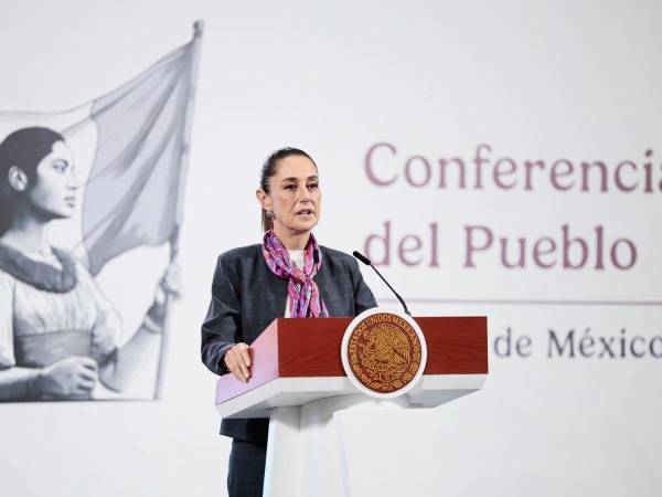La presidenta de México, Claudia Sheinbaum, habla durante una rueda de prensa.
