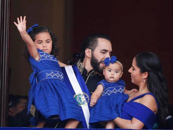 El presidente de El Salvador, Nayib Bukele, acompañado de su esposa Gabriela Rodríguez y sus hijas, asiste a la ceremonia de investidura de su segundo mandato consecutivo, en la Plaza Gerardo Barrios de San Salvador (El Salvador).