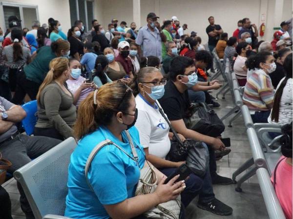 Miles de derechohabientes llegan a diario a los hospitales y clínicas del IHSS en busca de atención médica, consultas, medicamentos y tratamientos especializados.