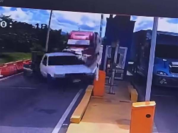 Video del momento en que rastra sin frenos impacta contra carros en el peaje de Potrerillos