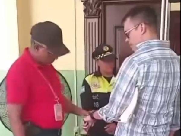 VIDEO: “Teme que lo graben como a Carlón”: alcaldía hondureña revisa relojes a regidores