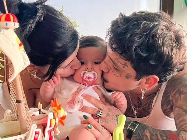 Los cantantes Christian Nodal y Cazzu junto a su hija Inti.