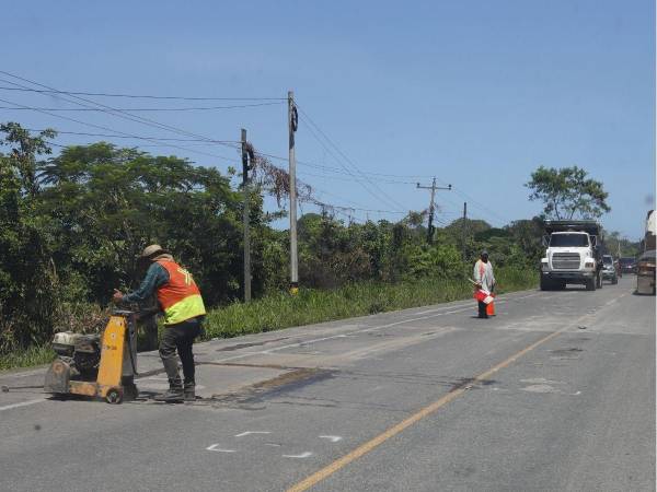 En el municipio de Omoa, Cortés, los trabajos avanzan; sin embargo, la carretera presenta grandes agujeros a lo largo de su extensión.