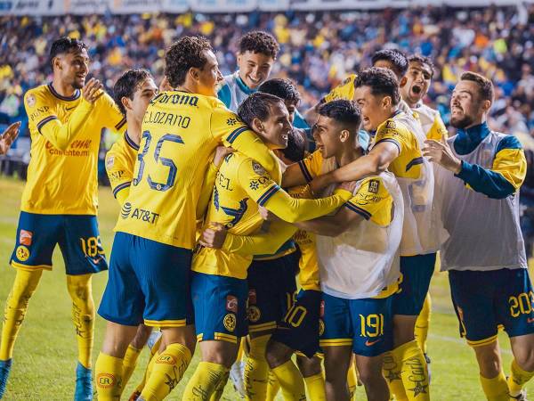 Los jugadores del América celebrando el gol del debutante Antonio Álvarez ante Querétaro en la Liga MX.
