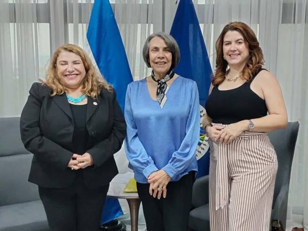 La canciller de Honduras, Mireya Agüero, sostiene una reunión de cortesía junto a la embajadora designada ante la OEA, Cossette López.