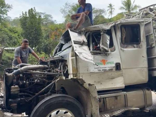 Un camión que transportaba ganado sufrió un aparatoso vuelco la mañana de este lunes en la carretera CA-5, a la altura del sector de Carrizales, en Taulabé, Comayagua.