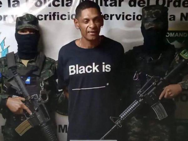El sospechoso fue detenido en la colonia La Travesía, en Tegucigalpa, donde las autoridades le decomisaron 113 envoltorios de supuestas drogas.
