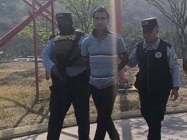 Alexis Milla Hernández es custodiado por agentes de la Policía.