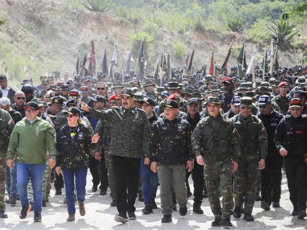 Maduro y varios de sus ministros durante maniobras militares en las afueras de Caracas.