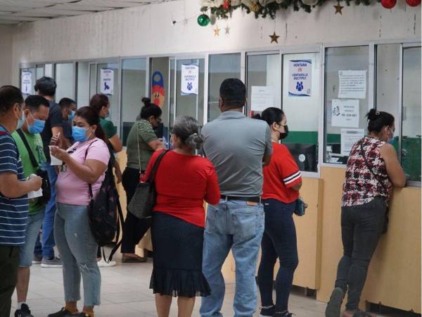 En Honduras, el Instituto Hondureño de Seguridad Social (IHSS) ofrece servicios integrales de salud que incluyen consulta médica, hospitalización, cirugías, laboratorio clínico y suministro de medicamentos. Además, brinda cobertura por riesgos laborales, pensiones por invalidez, vejez y sobrevivencia, así como protección en maternidad.