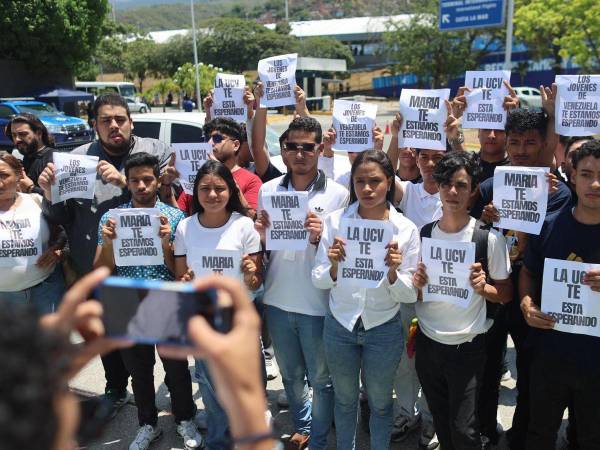 En la protesta, los jóvenes mostraron carteles con mensajes como: María te estamos esperando