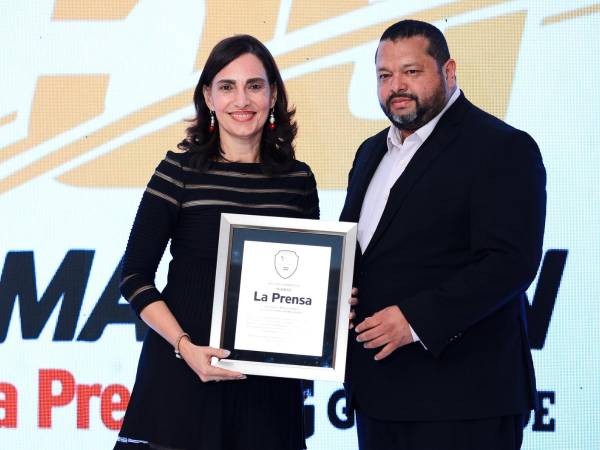Calixto entregó un reconocimiento a la licenciada Lizza Bobadilla por la labor de La Prensa con la Maratón.FOTO: YOSEPH AMAYA.