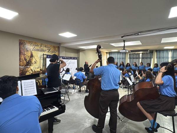 Jóvenes de la Victoriano durante un ensayo en el salón de la escuela.