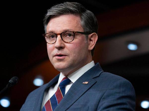 El presidente de la Cámara de Representantes de Estados Unidos, Mike Johnson, durante una rueda de prensa en el Capitolio, en Washington DC .
