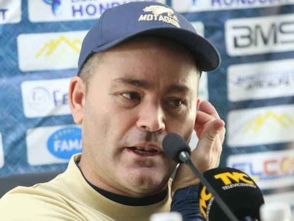 El técnico campeón nacional se mostró disgustado por la derrota en el torneo.