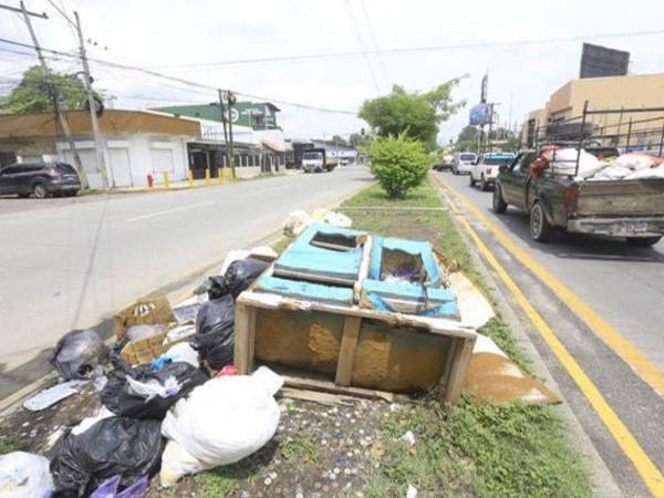 Así se encuentra la mediana de la avenida Júnior. Los vecinos denuncian que esos pedazos de mueble llevan meses en ese lugar a vista y paciencia de todos.