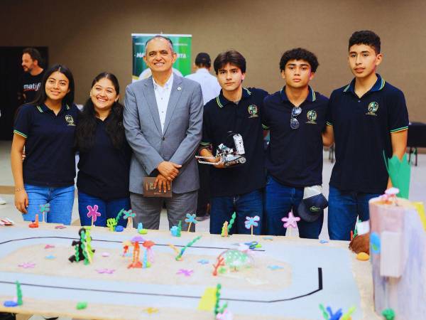 Javier Mejía, Rector de UTH junto a estudiantes que presentaron sus proyectos tecnológicos durante la Feria Edutech 2026.