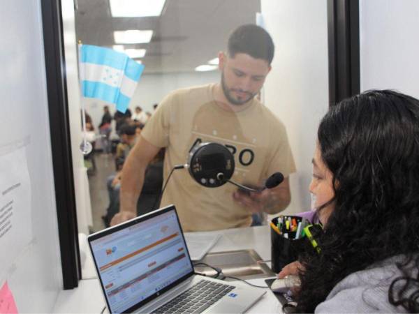 Hondureño es atendido en el consulado de Honduras en Los Ángeles, California.