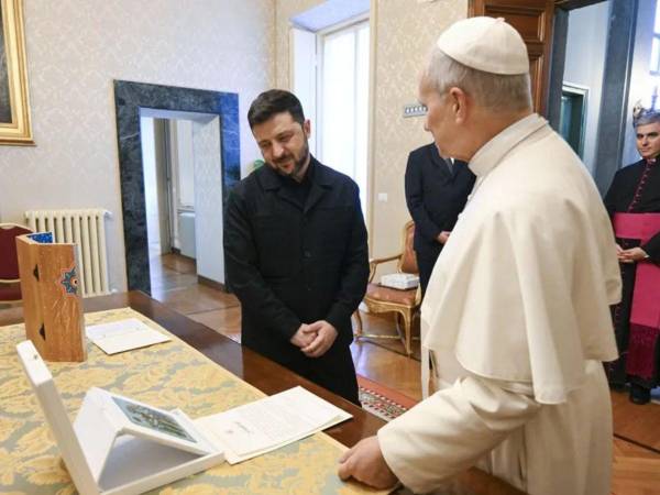 presidente ucraniano, Volodímir Zelenski, y el papa León XIV, durante su reunión privada en Castel Gandolfo, Roma.