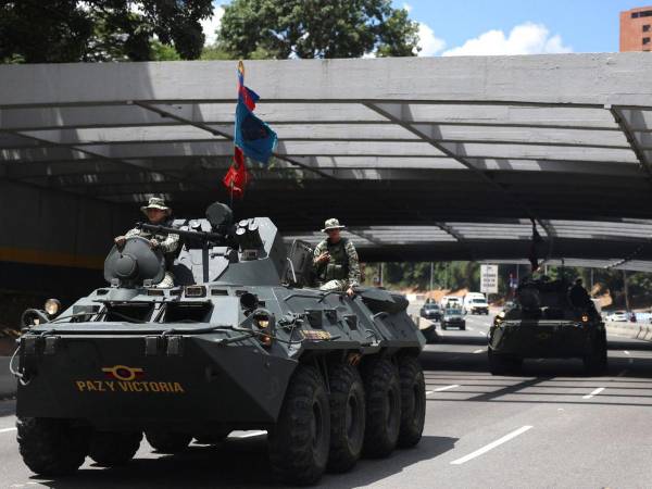 Integrantes de la Fuerza Armada Nacional Bolivariana (FANB) de Venezuela participan en una caravana en Caracas (Venezuela).