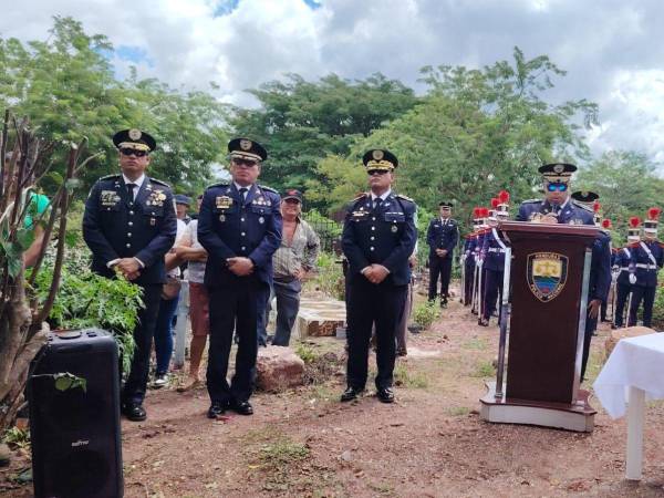 La Policía Nacional de Honduras rindió homenaje póstumo al Clase I de Policía Kenny Geovani Curry Ávila, quien perdió la vida el pasado domingo durante una emboscada mientras realizaba labores operativas en el departamento de Colón.
