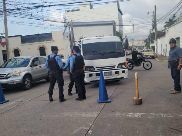 Transportistas se plantan frente al CNE por falta de pago.