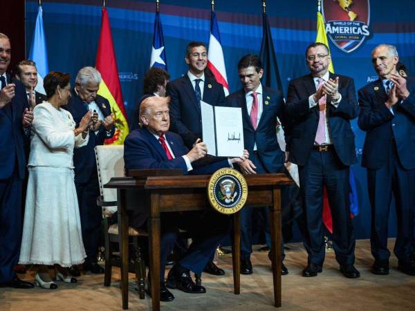 La llegada del presidente de Honduras, Nasry “Tito” Asfura, a la cumbre convocada por Donald Trump en Miami.