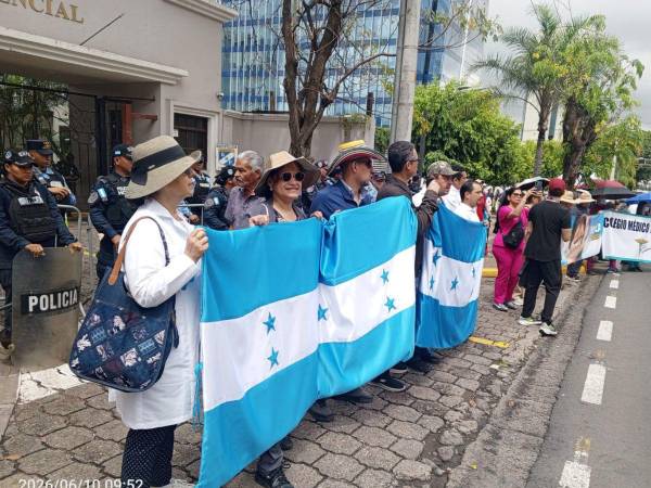Médicos de Honduras protestan por salarios atrasados y demandas laborales.