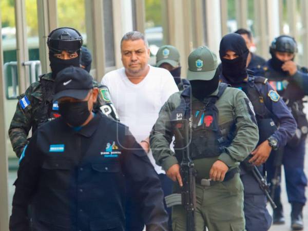 La audiencia inicial contra el docente Lenin Marel Jaco García, acusado por el presunto delito de violación calificada en perjuicio de una menor de 13 años, se desarrolla este viernes en los tribunales de San Pedro Sula, donde una jueza deberá determinar si el proceso judicial continúa y bajo qué medidas cautelares.