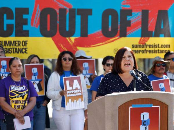 Activistas protestan contra los operativos migratorios de ICE en una imagen de archivo.
